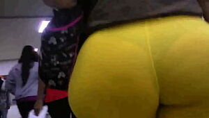 Culona en leggins amarillos marcando tanga